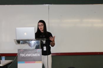 Aluna Larissa Carvalho palestrando na trilha TDC4Women